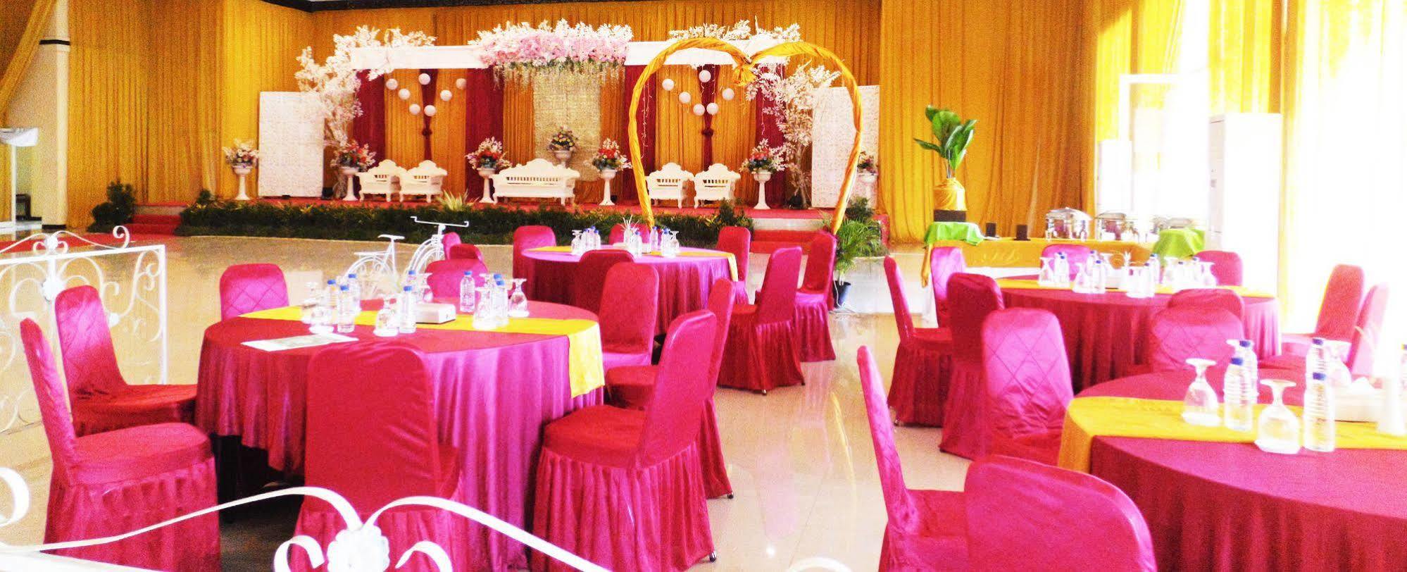 Grand Madani Hotel Mataram Extérieur photo