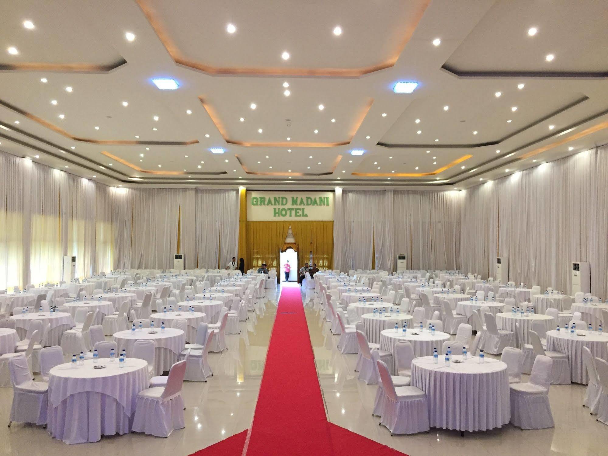 Grand Madani Hotel Mataram Extérieur photo