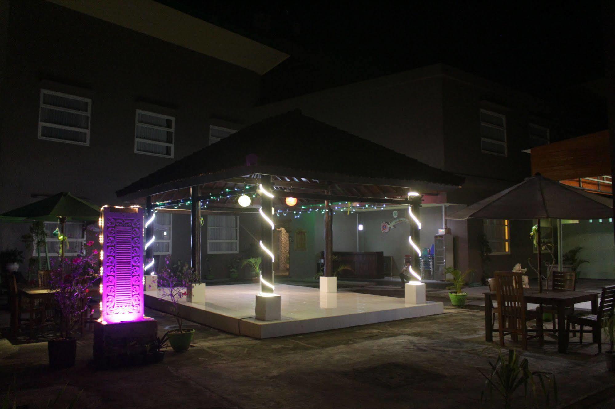Grand Madani Hotel Mataram Extérieur photo